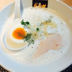 麺戦記ツカサ - 鶏白湯  ¥850  優しい味で、最後まで一気に飲み干せるくらい美味しいスープ。入っている卵とも相性抜群。
