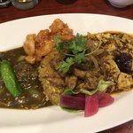 大衆中遊華食堂 八戒 - 8月のOsamu式カリィ 3種あいがけ カレー炒飯バージョン 付け合わせは海老チリ