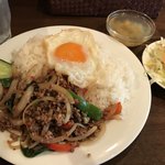 タイ料理トムヤムくん - ガパオ･ムー･ラーッカオ（ガパオライス目玉焼き付き、豚）ランチ(大盛)セット