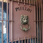 グリル ピエロ - 扉に「PIELLOT」と書いてある