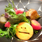 傳 - 季節のサラダ　にこにこにんじん　ビーツの甘酢漬け　トマトの甘酢漬け　煮牛蒡　菊芋のチップ　インカの目覚めのチップ　千葉に嫁いだお姉さんが作る青菜　ほか30種類の野菜　少量の白絞油掛け