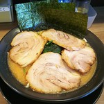 武玄家 - 豚骨ﾁｬｰｼｭｰﾒﾝ(醤油)950円