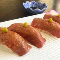 【一口食べればうっとりする。口の中にとろーり広がる】炙りの握り~松阪牛と短角和牛~