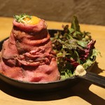 ビストロ炭焼肉酒場 チキンレッグ - ローストビーフ丼（ランチ）