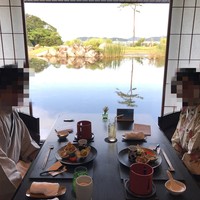 日本料理 鳥羽別邸 華暦 - 素敵なお庭をバックにお食事できます