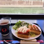 エール・エル ワッフル カフェ - ワッフルサンド（サーモン&オニオン）、アールグレイティー