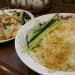 鶏舎 - 冷やし葱そば￥950、五目焼きそば￥950