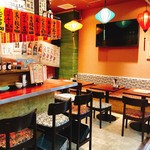 中華酒場 笑い豚 - レトロな雰囲気。カウンターorテーブルお好きな席へどうぞ。