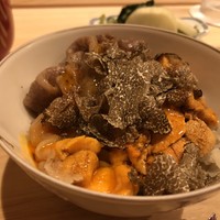 はらまさ - 次に「和牛・ウニ・卵黄かけ」、その上にまた「トリュフ」、、なんという贅沢。顎が落ちそう～～