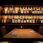 Robata No Satou - 当店名物の日本酒棚。陳列している日本酒をすべてご賞味いただけます。