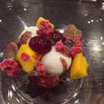 アルキオーネ - あんみつに見立てたお料理で白玉らしきものはフォアグラをカカオなどでコーティングした白玉もどきです。寒天に見せかけたライチゼリーです。