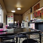 台南麺かちかち山 - 店内のテーブル席の様子