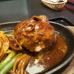 豚やろう - コロンっと丸い形をしたハンバーグ、鹿児島産黒豚のお肉だそうです