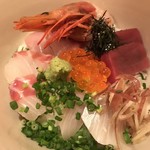 魚平 - 海鮮丼の具材です
      アングルが悪かったです