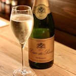 餃子とスパークリング バブルス - デュック・ド・パリ・ブリュット