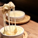 餃子とスパークリング バブルス - チーズがとろ〜り！