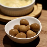 餃子とスパークリング バブルス - うずら卵のたまり漬け