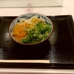 丸亀製麺 - 【2018.8.17(金)】かけうどん(並盛・ネギ多め・揚げ玉多め)290円