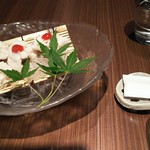 和食 蕎麦 旬魚 ゆう庵 - 鱧の湯引き：水っぽい？彩りのみの梅だれ（薄～味）