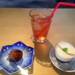 カフェ月星 - 食後のハーブティーとサーターアンダギー　プリンは別注文。
