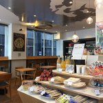 クワトロ ヨッチ - 店内 カフェ併設