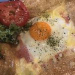 カフェ ド ラフェット - Galette Compreteのチーズ、ハム、タマゴ、トマト&ピクルス。
                                美味し。