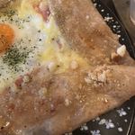 カフェ ド ラフェット - Galette Compreteのチーズ、ハム、タマゴ、トマト&ピクルス。
                                美味し。