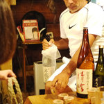 阿留酎 - マスターが各テーブルにやってきて利き酒大会