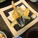 割烹 丸一 - 天麩羅定食@950。エビ天2本、青魚、鶏、野菜天色々右のイカに見えるのはコーン。