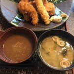 割烹 丸一 - ランチ、お味噌汁は具沢山。お麩、豆腐、ワカメ、大根。ソースはおろしが入った和風な感じ。