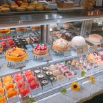 蓼科高原チーズケーキ工房 - ショーケースには沢山のケーキ！