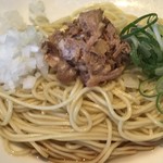 らーめん芝浜 - 1. 生揚げ醤油の低加水麺まぜそば
      
      ほぐし豚と刻み玉葱と青葱があしらい
      
      ザクザク食感が魅力なまぜそば用は固め茹でのパキパツ麺
      
      岡直三郎の生揚げに魚介、煮干しを合わせたカエシダレ