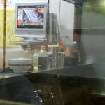 中華料理 丸福 - ガラス越しにテレビ