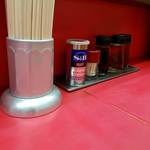 中華料理 丸福 - 赤いカウンター