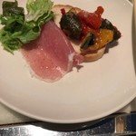 NUTS CAFE TRIP - 小皿に取った前菜