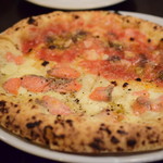 アランジャルシ - [スモークサーモンとモッツァレラ]＋[ナポレターナ] ：ハーフ＆ハーフで。