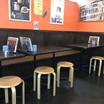 やきとりひびき  - 椅子が似合っています。