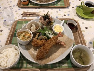 ボブズカフェ うまごやコペ - 大きな海老フライセットです。