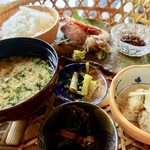 Wain To Oyado Chitose - ご飯にお味噌汁。お造りは甘エビやブリなど。南蛮漬け。昆布巻き。小松菜と油揚げ和え。