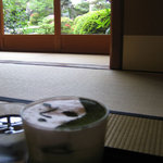 Yojiyakafe - 抹茶ラテと中庭