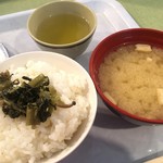 白馬山荘 - 高菜漬けはテーブルでシェアします。ご飯もお味噌汁をしっかり頂きます。