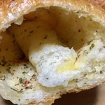 パン工場 - 中にはタップリのガーリックバターが入っていて、温めるとジュワッと！！