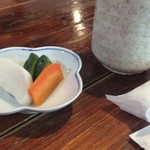 林屋 川越店 - お新香と冷たいお茶