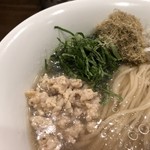 創作麺工房 鳴龍 - とろろ昆布、大葉、鶏そぼろ