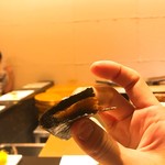 鮓 きずな - 穴子を一番海苔で巻いて…。泣くほど旨い
