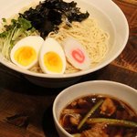 角萬 - ざるそば680円也。いわゆるつけ麺ね。これ、麺、最初から2玉入ってる…うえええええ