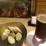鳥しき - お通しのお新香と黒ビール