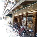 フリアンディーズ - お店の前にはお客様の自転車　結構混んでいました