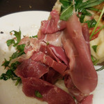 ラ・ピッコラ・ターヴォラ - ピッツァ・ピッコラ・ターヴォラ；生ハムがたっぷり！