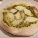 Torattoriakafeirucherro - ピッツァ バジルのソースとモッツァレラチーズ